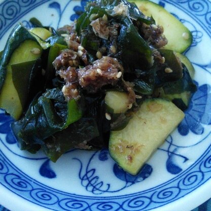 ワカメにかつお節にゴマと栄養満点美味しいサラダ！簡単たんに美味しく作れました(๑´ڡ`๑)ごちそうさまでした！